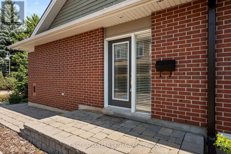 28655114/120-manorhill-private/urbandale-acres/ottawa/ontario/K1H2J4_5
