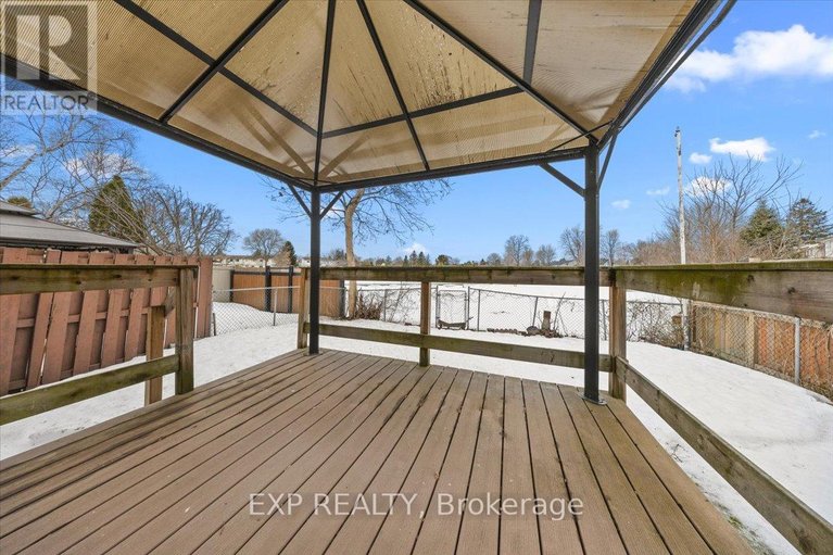 29485103/915-lawnsberry-drive/chatelaine-village/ottawa/ontario/K1E1Y2_29