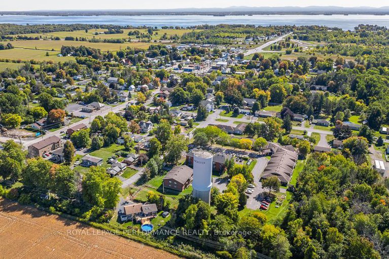 28907262/7-spruce-street-s/lancaster/south-glengarry/ontario/K0C1N0_28