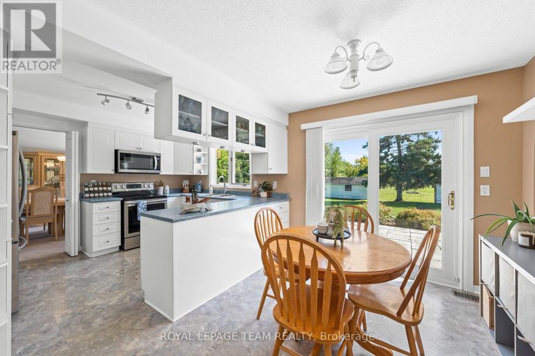 28889906/1640-century-road-e/manotick-south-to-roger-stevens/ottawa/ontario/K0A2E0_12