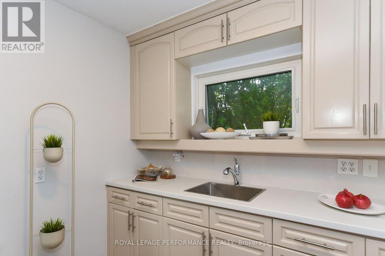 28902188/274-queen-mary-street/overbrookcastle-heights/ottawa/ontario/K1K1X2_13
