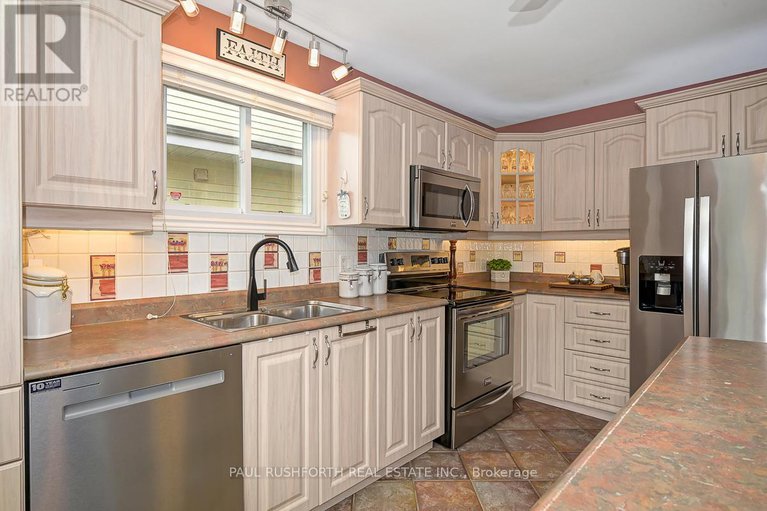 28613589/6156-vineyard-drive/convent-glen/ottawa/ontario/K1C2N6_5