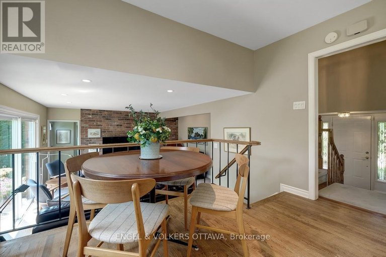 28812016/15-dickson-street/bruce-farmgraham-parkqualicumbellands/ottawa/ontario/K2H7H6_22