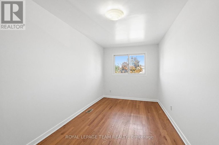 28893741/1308-summerville-avenue/carlington/ottawa/ontario/K1Z8G8_24