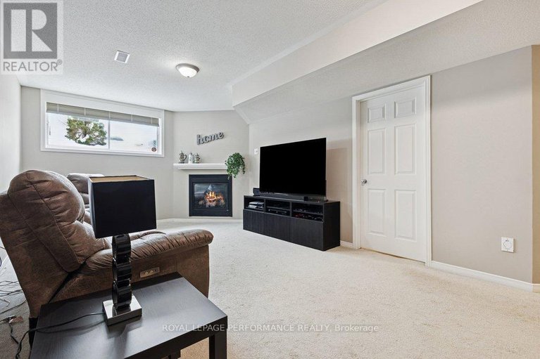 29402071/303-bryarton-street/chapel-hill/ottawa/ontario/K1C7R5_28