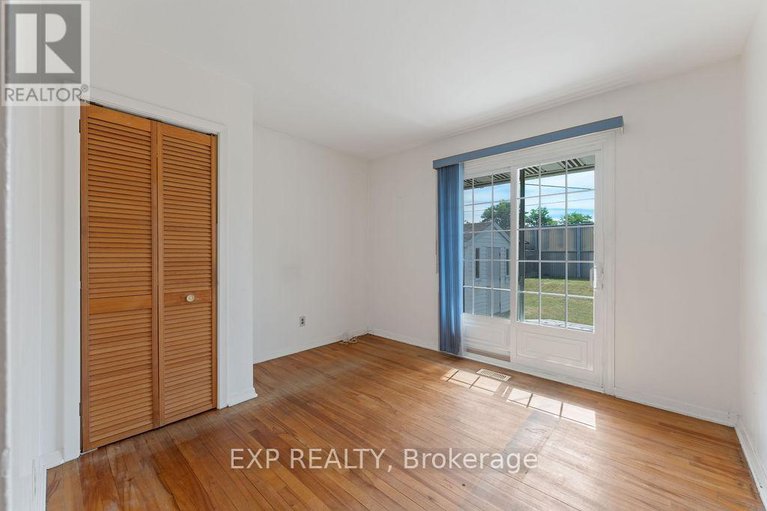 28779116/2536-roman-avenue/queensway-terrace-north/ottawa/ontario/K2B7X9_12