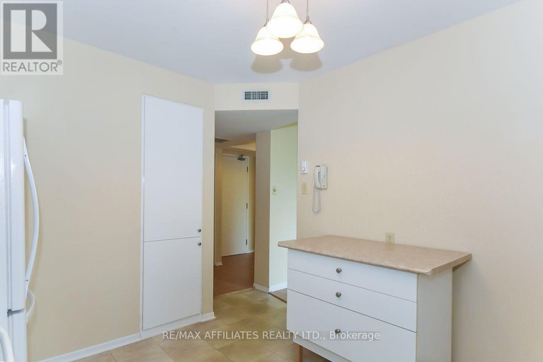 28978452/407-330-centrum-boulevard/bilberry-creekqueenswood-heights/ottawa/ontario/K1E3W2_14
