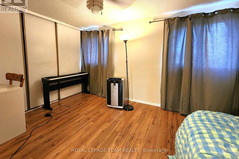 28396854/b-25-bertona-street/craig-henrywoodvale/ottawa/ontario/K2G4G7_14