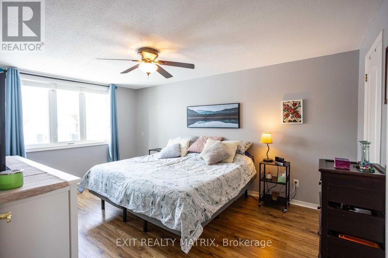 29422357/1879-rosewind-court/chapel-hill/ottawa/ontario/K1C7E3_24