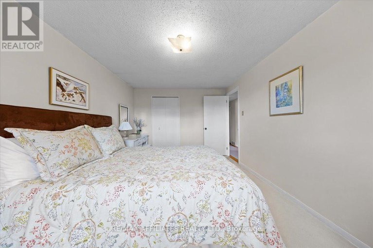 28785482/49-silver-aspen-crescent/blackburn-hamlet/ottawa/ontario/K1B3C3_28