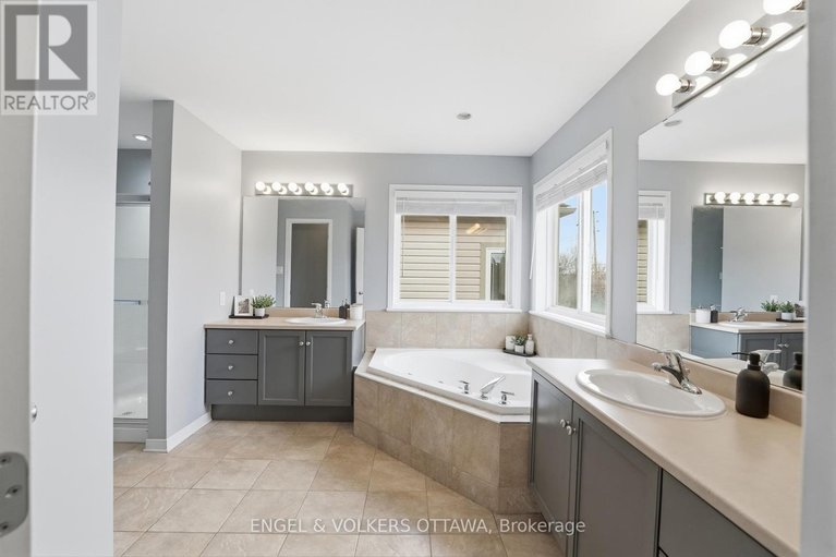 29566261/31-leatherwood-crescent/stonebridge/ottawa/ontario/K2J4X9_29