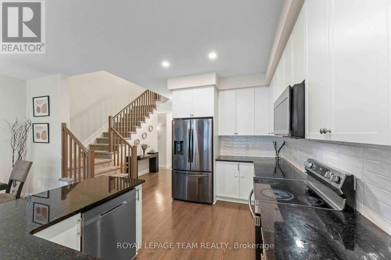 28414492/325-cosanti-drive/remainder-of-stittsville-area/ottawa/ontario/K2S2W6_17