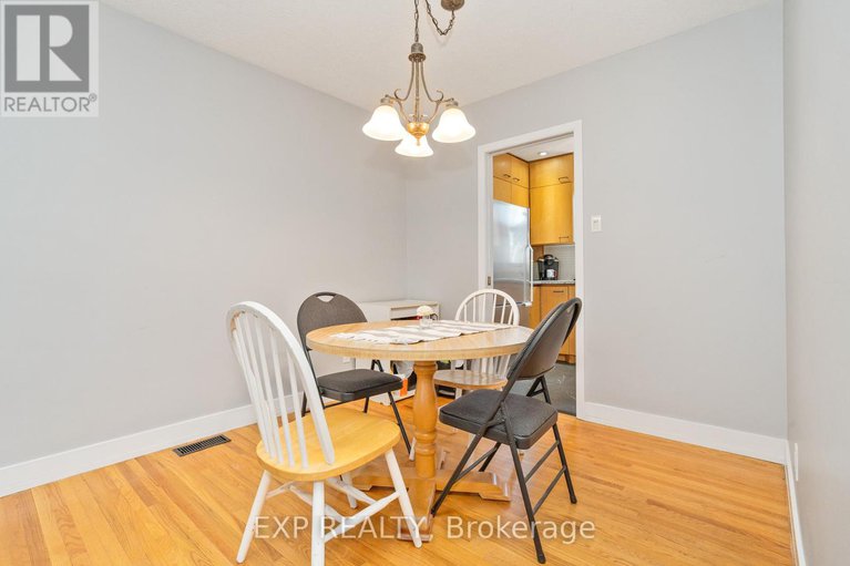 28303908/322-galloway-drive/bilberry-creekqueenswood-heights/ottawa/ontario/K1E1W3_5