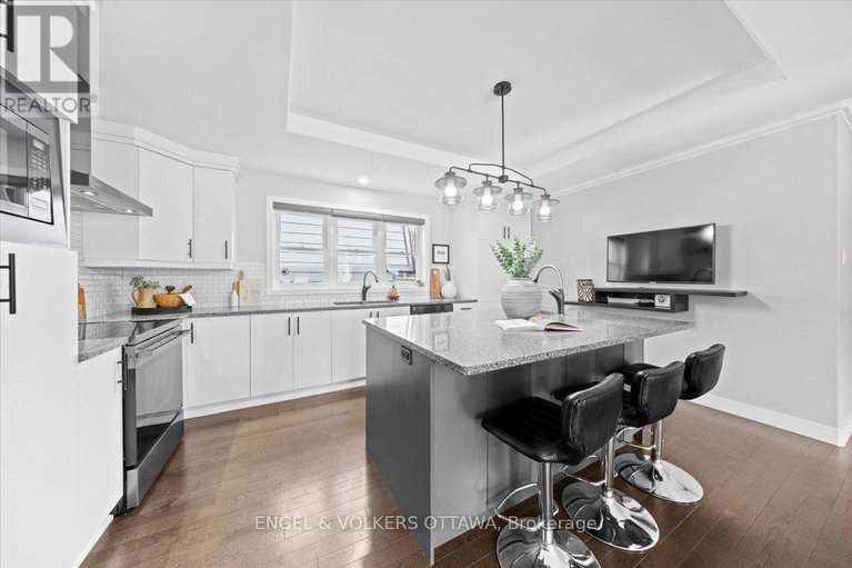 29439628/1005-gold-crescent/queensway-terrace-north/ottawa/ontario/K2B8C4_12