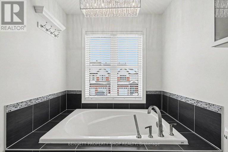 29435219/992-bunchberry-way/blossom-parkkemp-parkfindlay-creek/ottawa/ontario/K1T0L6_12