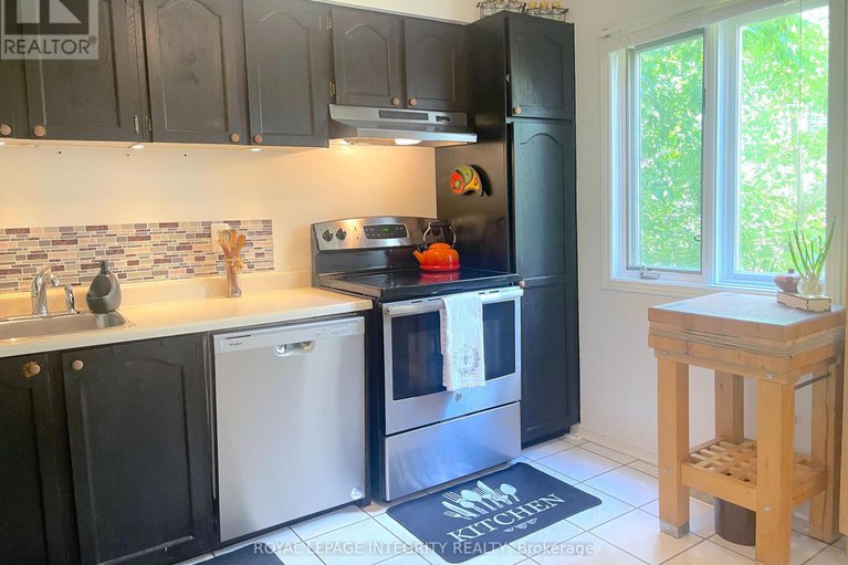 28841165/1471-bryson-lane/sawmill-creektimbermill/ottawa/ontario/K1T2T7_14