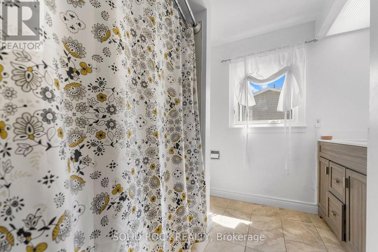 28313092/316-singleton-way/chatelaine-village/ottawa/ontario/K1E2B3_15