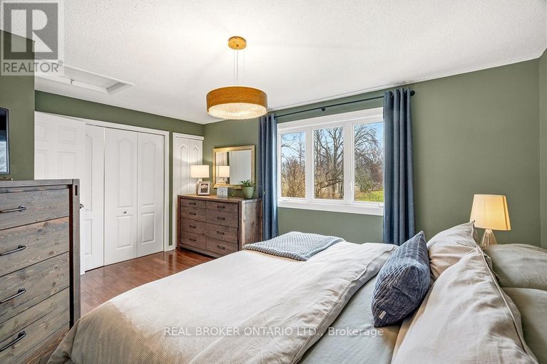 29633974/1095-avignon-court/orleans-wood/ottawa/ontario/K1C2M2_14