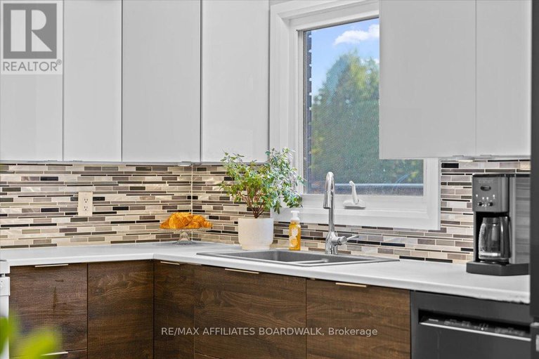 29053070/42-haywood-crescent/katimavik/ottawa/ontario/K2L2J2_17