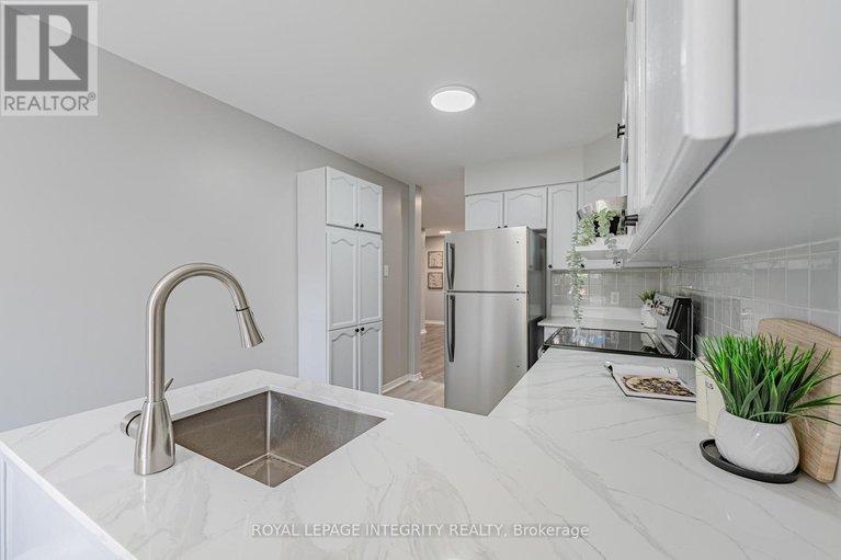 28621656/165-kinross-private/morgans-grantsouth-march/ottawa/ontario/K2K3P8_12