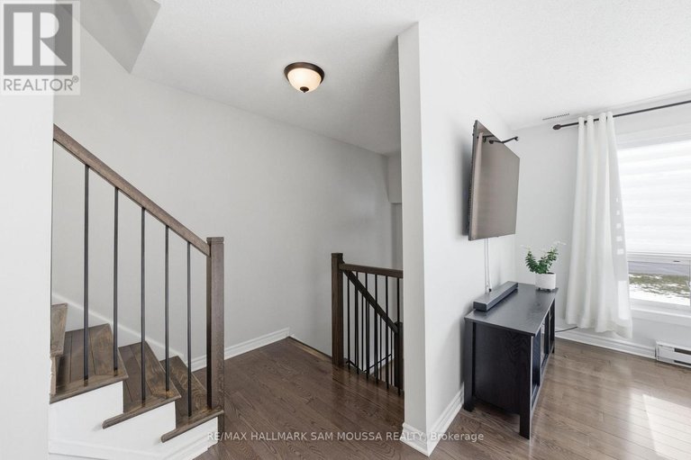 29571968/b-25-woodvale-green/craig-henrywoodvale/ottawa/ontario/K2G4H3_18