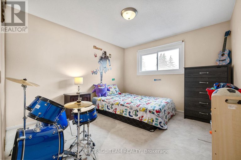 28526425/2245-orient-park-drive/blackburn-hamlet-south/ottawa/ontario/K1B4W3_25
