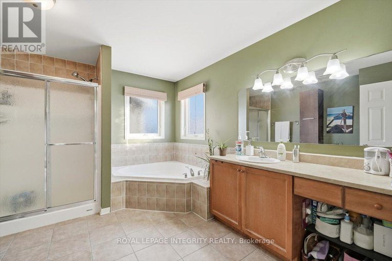 29381596/1110-luesby-crescent/fallingbrookgardenway-south/ottawa/ontario/K4A4X7_26