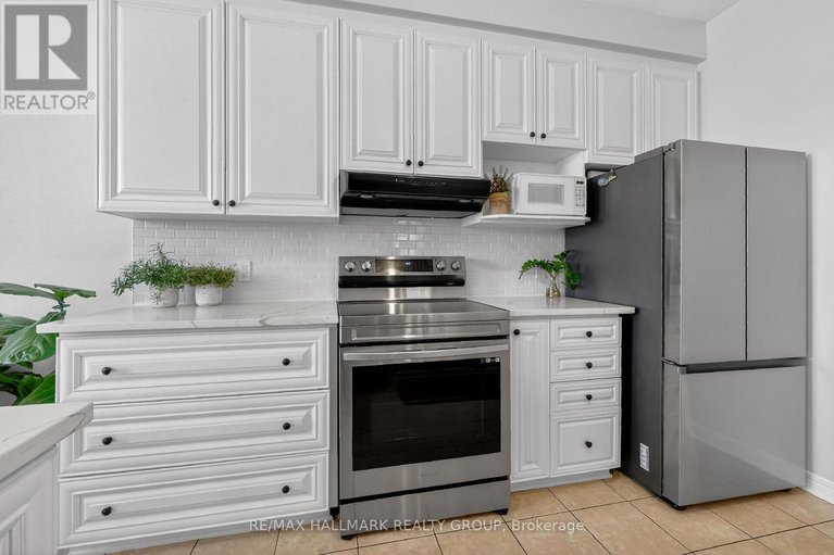 29352241/1952-schroeder-crescent/springridgeeast-village/ottawa/ontario/K4A4P7_23