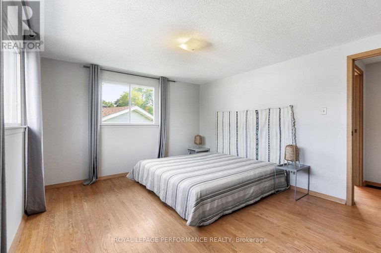 28731610/33-woodview-crescent/blackburn-hamlet/ottawa/ontario/K1B3B1_18