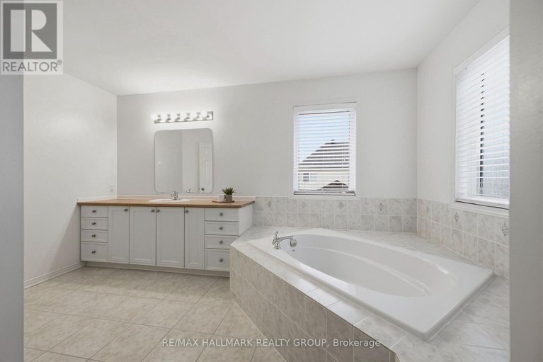 29599648/747-larcastle-circle/avalon-east/ottawa/ontario/K4A4Z2_33