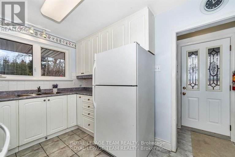 28367532/2099-balharrie-avenue-s/hawthorne-meadows/ottawa/ontario/K1G1G4_8