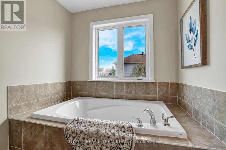 28258648/74-madelon-drive/longfields/ottawa/ontario/K2J5C5_21