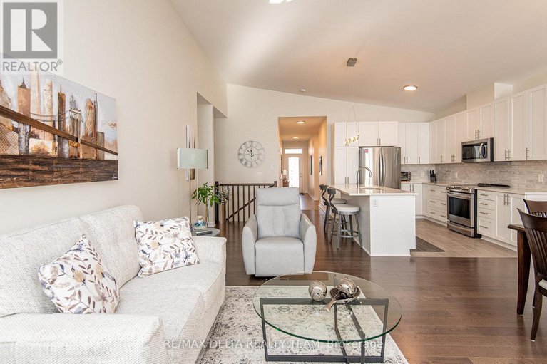 29382128/373-sterling-avenue/town-of-rockland/clarence-rockland/ontario/K2K0L4_13