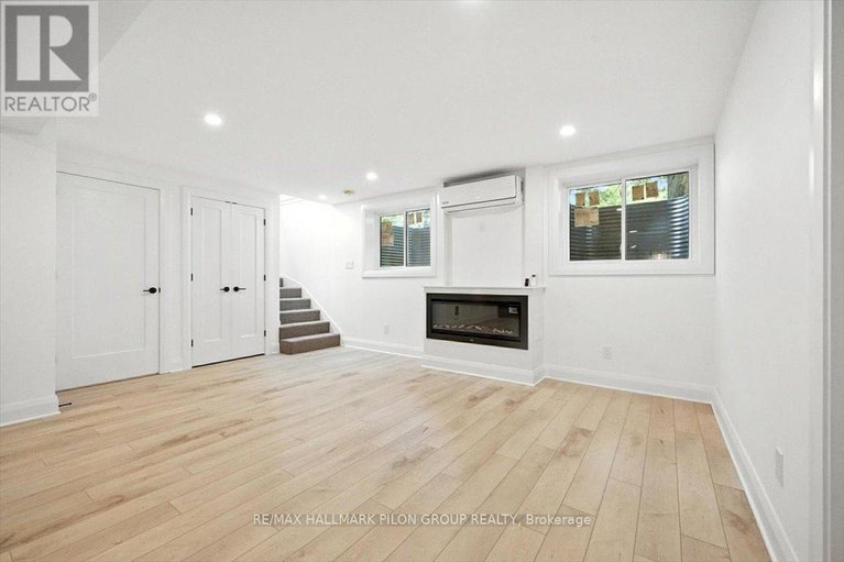 28647832/126-hawk-crescent/hunt-clubwestern-community/ottawa/ontario/K1V9G7_22