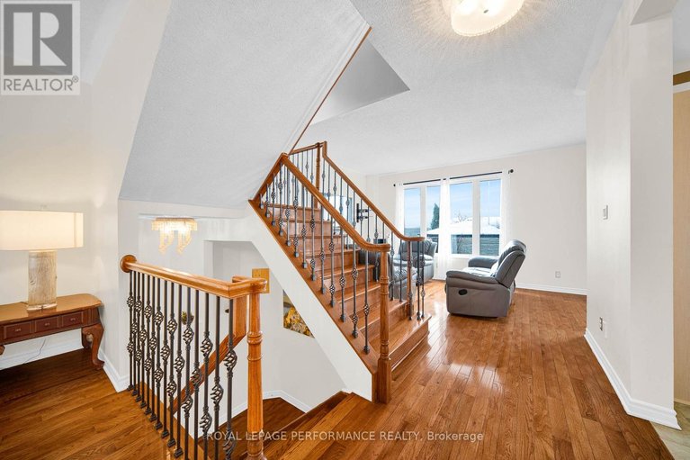 29608041/292-rustic-hills-crescent/springridgeeast-village/ottawa/ontario/K4A5A5_12