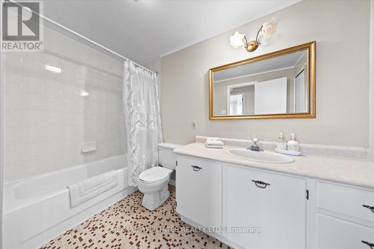 28785482/49-silver-aspen-crescent/blackburn-hamlet/ottawa/ontario/K1B3C3_4