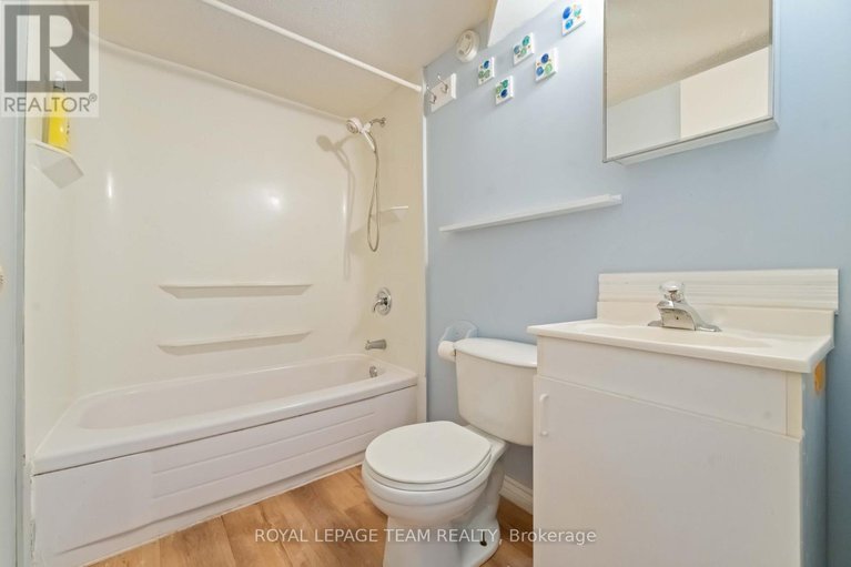 29038836/1094-alenmede-crescent/fairfield-heights/ottawa/ontario/K2B8H3_31