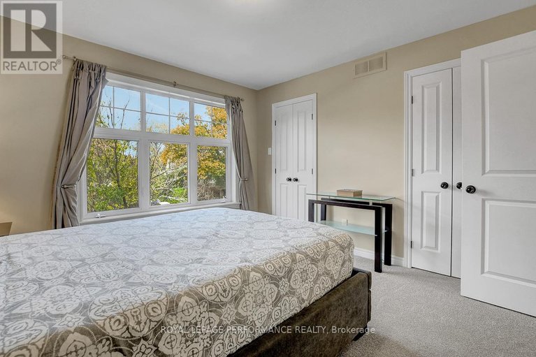 29588176/318-iona-street/westborohampton-park/ottawa/ontario/K1Z7B9_14