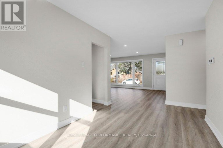 29470897/624-clarke-avenue/castle-heightsrideau-high/ottawa/ontario/K1K0Y7_12