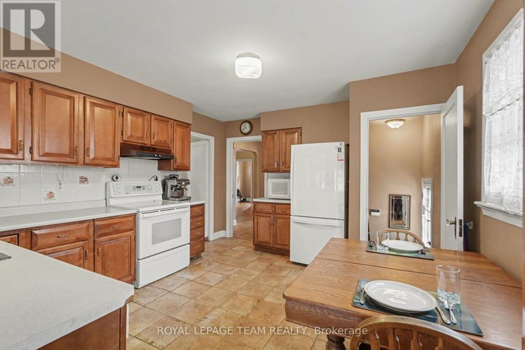 29474751/104-van-buren-street/kemptville/north-grenville/ontario/K0G1J0_17