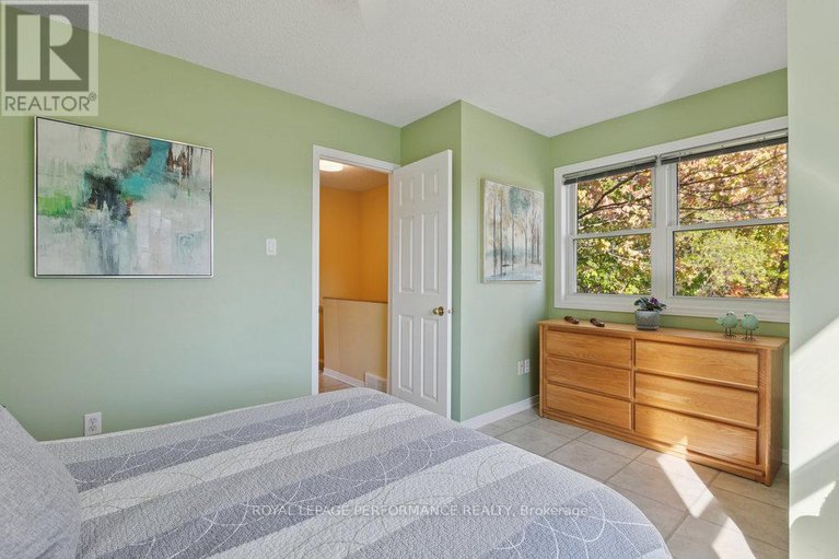 29032584/560-thomson-street/viscount-alexander-park/ottawa/ontario/K1K2J8_25