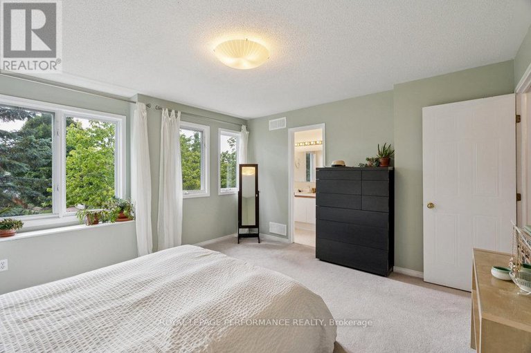 28591914/1869-hennessy-crescent/fallingbrookgardenway-south/ottawa/ontario/K4A3X8_22