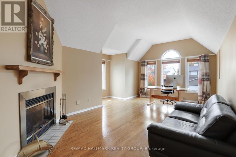 29015120/6-robina-avenue/westcliffe-estates/ottawa/ontario/K2H9R3_13