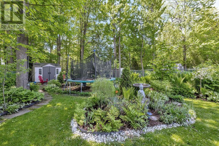 28632768/61-valewood-crescent/blackburn-hamlet/ottawa/ontario/K1B4G1_25