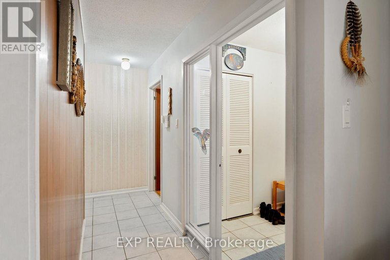 29114115/1233-meadowlands-drive-e/city-viewskylinefisher-heightsparkwood-hills/ottawa/ontario/K2E6K2_4