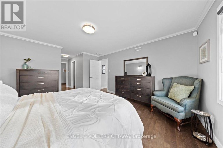 29439628/1005-gold-crescent/queensway-terrace-north/ottawa/ontario/K2B8C4_21