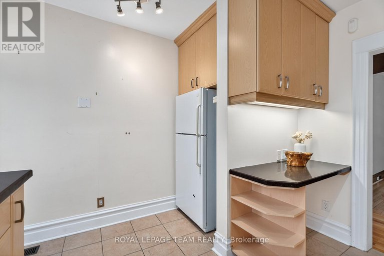 29121392/405-hamilton-avenue-s/civic-hospital/ottawa/ontario/K1Y1C9_16