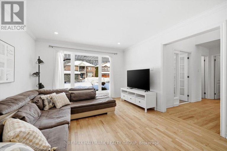 29425296/1660-country-walk-drive/chapel-hill/ottawa/ontario/K1C8E2_6