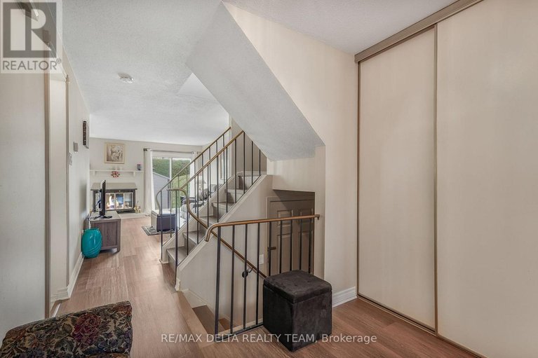 29677922/6043-valley-field-crescent/chapel-hill/ottawa/ontario/K1C5P2_4