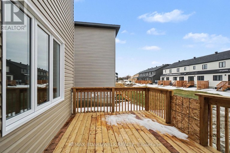 29490953/404-falcon-lane/village-of-russell/russell/ontario/K4R1E5_23